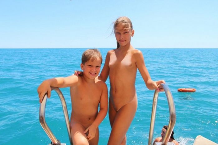 Purenudism and family nudism gallery photo | Naturist Gallery